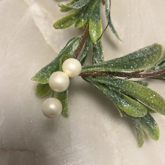 LED Lighted Holiday Garland w Remote: 4.6 Feet, Perfect for Tablescape - Picture 4 of 8